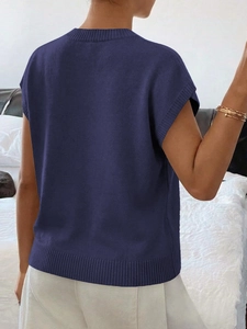 Vista posteriore del gilet in maglia blu scuro con scollo rotondo e orlo a coste