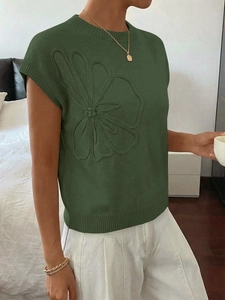 Dettaglio del top in maglia verde scuro con jacquard floreale 3D e scollatura rotonda