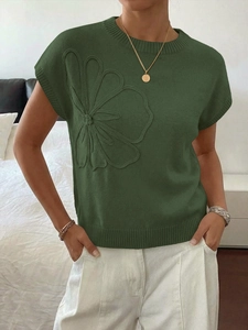 Dettaglio maglione in maglia verde scuro con motivo floreale 3D e scollo rotondo