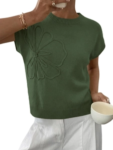 Dettaglio top in maglia verde scuro con uncinetto floreale 3D e girocollo a costine