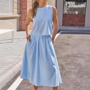 Ensemble deux pièces pour femme avec haut sans manches à rayures bleues et jupe midi