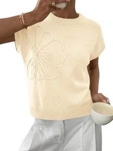Dettaglio top in maglia beige con ricamo floreale a spirale 3D e texture raffinata