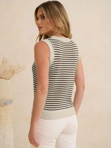 Détail de la texture côtelée du gilet en tricot sans manches rayé pour femmes