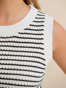Détail du débardeur en maille rayée montrant la texture ajourée et les bords côtelés