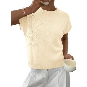Maglione beige a maniche corte da donna con applicazione floreale 3D e bordi a coste