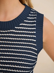 Détail du débardeur en maille rayée bleu marine avec motif de tricot ajouré respirant