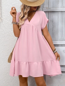 Nahaufnahme eines rosa Minikleids mit V-Ausschnitt, Volantsaum und leichtem Chiffonstoff