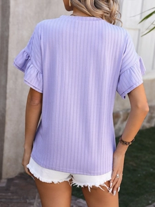 Détail d'un t-shirt côtelé lilas avec des manches à volants double couche sur le dos
