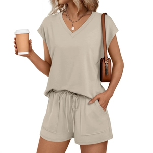 Casual tweedelige dameset met V-hals en korte broek met trekkoord in lichtbeige kleur