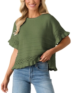 Details von Durchbruchmustern und Rüschen am olivgrünen Kurzarm-Strickpullover