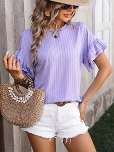 Détail du haut en maille violet clair avec texture côtelée et manches à volants
