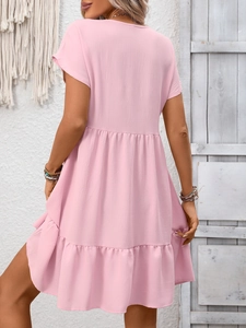 Detail des rosa Rüschenkleids mit hoher Taille und mehrlagigem Rock im Boho-Stil