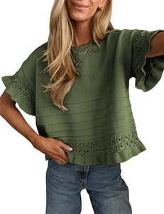 Detail eines olivgrünen Strickoberteils mit Wellensaum und strukturiertem Jacquardmuster