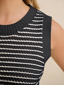Détail du débardeur en maille rayée avec texture en maille ajourée et col rond côtelé élégant