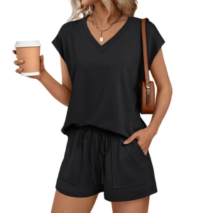 Dames 2-delige casual zwarte set met V-hals t-shirt en korte broek met trekkoord en zakken