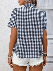 Vue arrière d'une chemise décontractée à carreaux bleus et blancs avec un short en jean