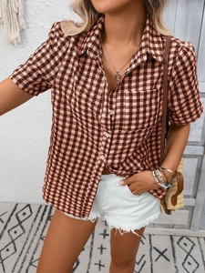Détail de chemise à carreaux à manches courtes avec poche avant et col classique