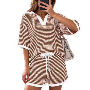 Zweiteiliges Strickset für Damen mit braun gestreiftem V-Ausschnitt Oberteil und Shorts