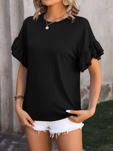 Détail du t-shirt noir en maille côtelée avec manches à volants et col rond élégant
