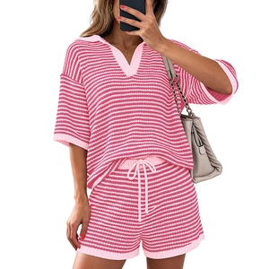 Zweiteiliges gestreiftes Strickset für Damen mit V-Ausschnitt Oberteil und Kordelzug-Shorts