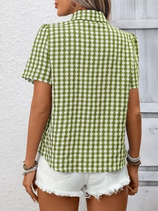 Vue de dos d'une chemise décontractée à manches courtes à carreaux vert et blanc