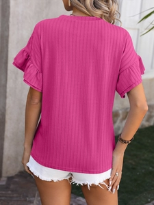 Détail du t-shirt rose avec manches à volants et texture à côtes verticales