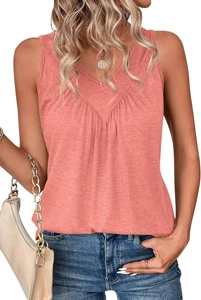 Detalle del top coral sin mangas con cuello en V mostrando textura plisada y tela suave
