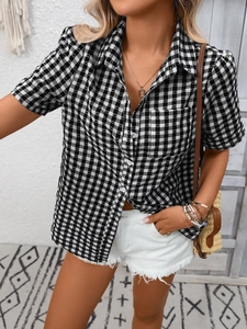 Gros plan détaillé sur la chemise à carreaux vichy noir et blanc avec poche poitrine et boutons