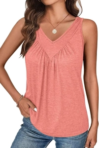 Detalle del cuello en V y pliegues delanteros en una camiseta sin mangas rosa coral casual