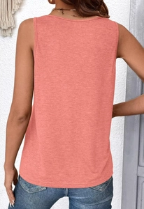 Detalle de la textura del tejido transpirable y costura trasera de la camiseta coral sin mangas