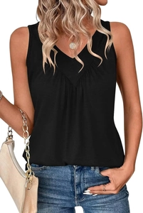Detalle de la camiseta negra sin mangas con cuello en V y pliegues finos para mujer