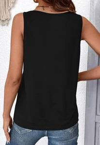 Vista trasera de una camiseta sin mangas de algodón negro con vaqueros vintage