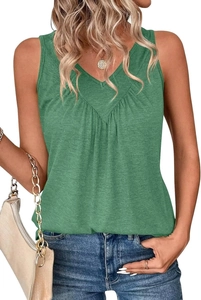 Detalle de la camiseta sin mangas verde salvia con cuello en V y pliegues frontales