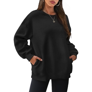 Oversized black crewneck sweatshirt with dropped shoulders and hidden pockets for women