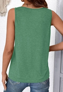 Detalle de una camiseta verde sin mangas con textura de punto y corte ajustado por detrás