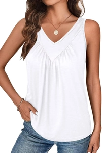 Detalle del top blanco sin mangas con cuello en V y textura de pliegues suaves