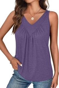 Detalle de blusa sin mangas morada con cuello en V y delicada textura plisada en el escote