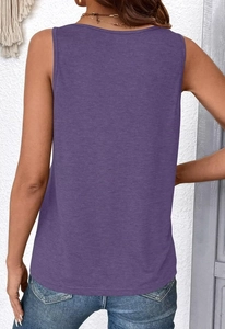 Vista trasera del top morado sin mangas con cuello en V, corte holgado y tejido suave