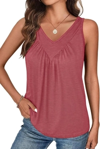 Detalle de blusa sin mangas con cuello en V y pliegues en tejido rosa con textura