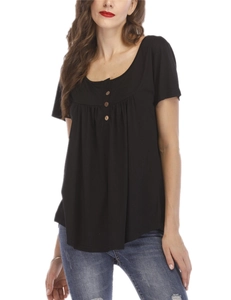 Détail d'un t-shirt noir à manches courtes avec trois boutons bois et design plissé