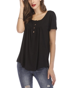 Détail d'un t-shirt noir avec boutons en bois et encolure plissée élégante