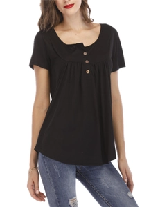 Détail d'un t-shirt noir pour femme avec boutons en bois et encolure plissée élégante