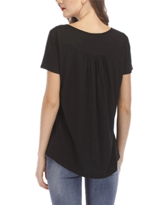 Détail du t-shirt noir à manches courtes montrant les plis au dos et l'ourlet arrondi