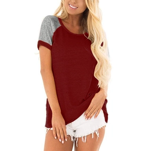 Detail van grijze raglanmouwen met rode bies op een casual T-shirt met ronde hals voor dames