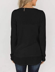 Vue détaillée du dos du haut noir pour femme en maille gaufrée avec texture gaufrée fine