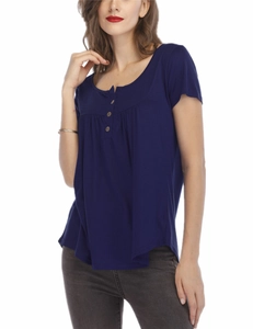 T-shirt bleu foncé pour femmes à manches courtes avec boutons en bois et plis sur le buste