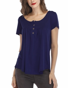 Vue détaillée du t-shirt plissé bleu marine avec boutons décoratifs et tissu doux au toucher
