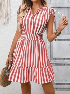 Dettaglio del vestito estivo a righe rosse con vita smock e coulisse sulle spalle regolabili
