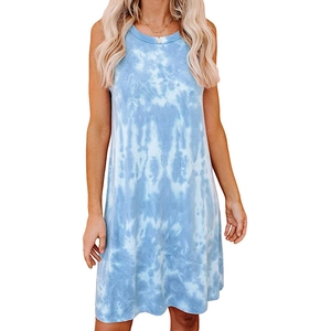 Détail de la robe sans manches tie-dye bleu et blanc avec col rond et coupe décontractée