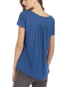Détails du dos du t-shirt bleu marine à manches courtes avec design froncé et plissé